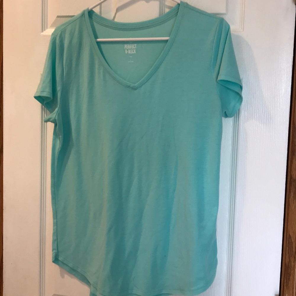 SOLD ❤️ SO perfect V-Neck T-shirt